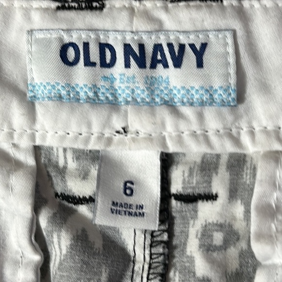 Old Navy Black White Ikat Print Shorts 6 Cotton Cuffed Summer Casual Boho - Picture 3 of 6